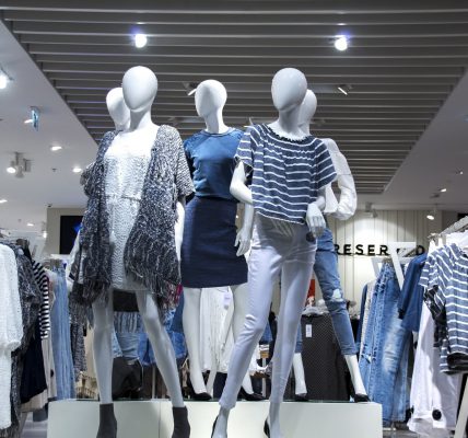 Bluzki oversize propozycje stylizacji